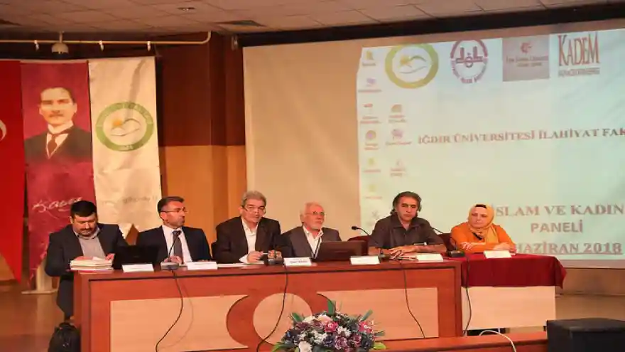 IĞDIR ÜNİVERSİTESİNDE YAPILAN "İSLAM VE KADIN" PANELİNE YOĞUN İLGİ
