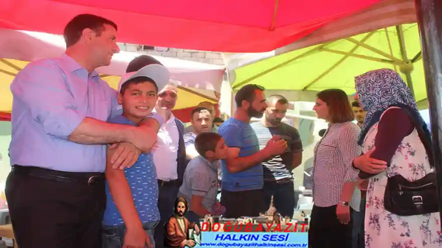 AĞRI HDP MİLLETVEKİLLERİ DOĞUBAYAZIT'TA ESNAFA TEŞEKKÜR ZİYARETİ