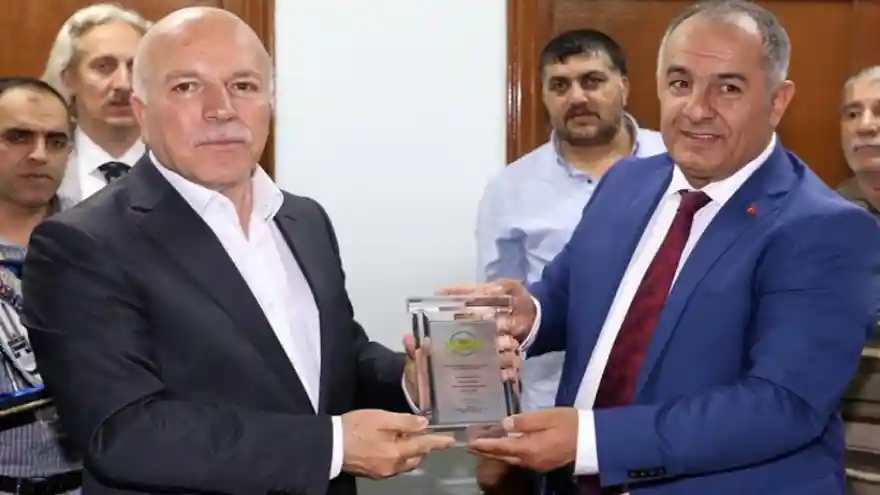 Başkan Sekmen'e Teşekkür Plaketi
