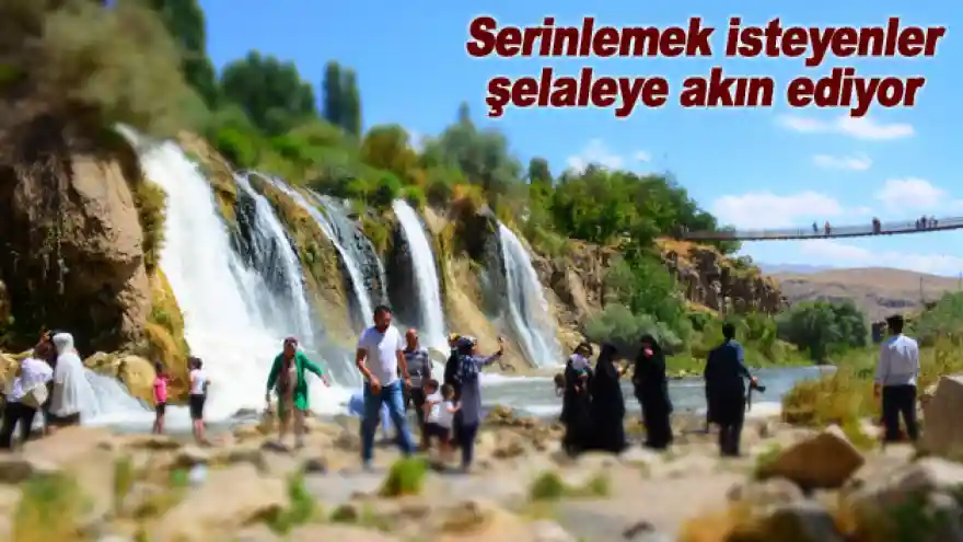 Serinlemek isteyenler şelaleye akın ediyor
