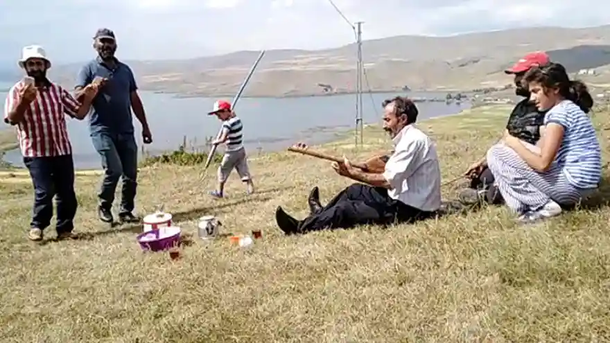 Türkü Söyleyerek Ot Biçiyorlar
