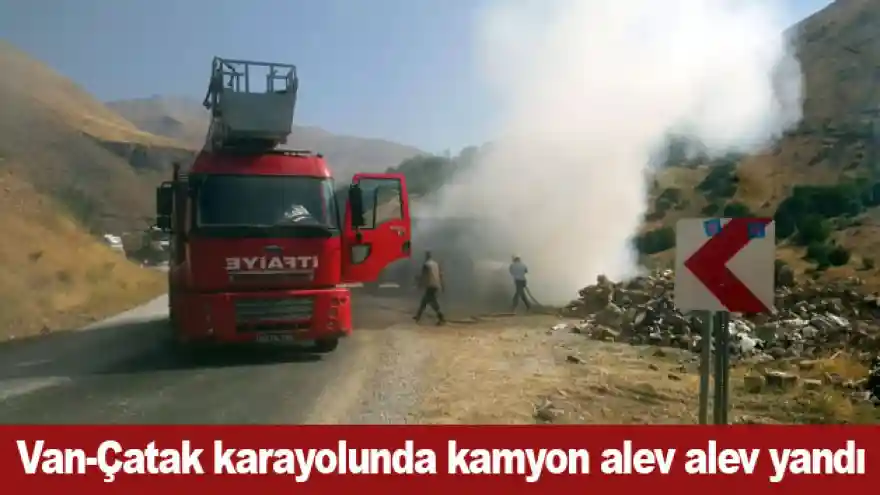 Van-Çatak karayolunda kamyon alev alev yandı

