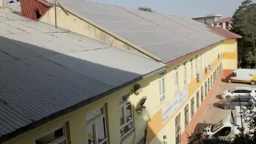 Okul Elektrik Üreterek Kara Geçti 
