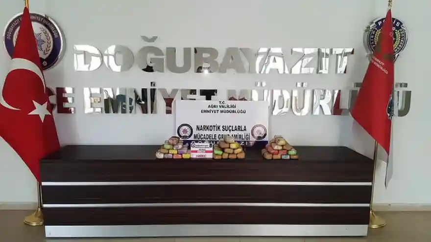 DOĞUBAYAZIT-ÇALDIRAN YOL KAVŞAĞINDA ARABA KONTROLÜ ESNASINDA 15,966 gr EROİN MADDESİ ELE GEÇİRİLDİ
