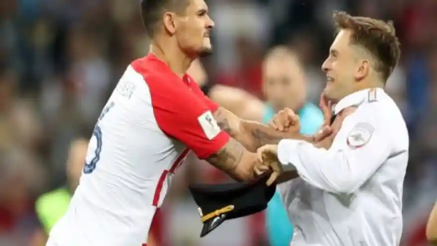 Dünya Kupası finalinde sahaya giren Pussy Riot üyesi zehirlenmiş olabilir
