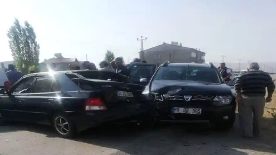 Ağrı'da, 4 Araç Birbirine Girdi