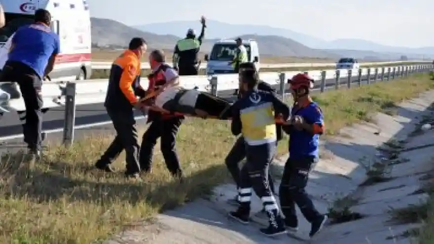 Lastiği Patlayan Minibüs Takla Attı
