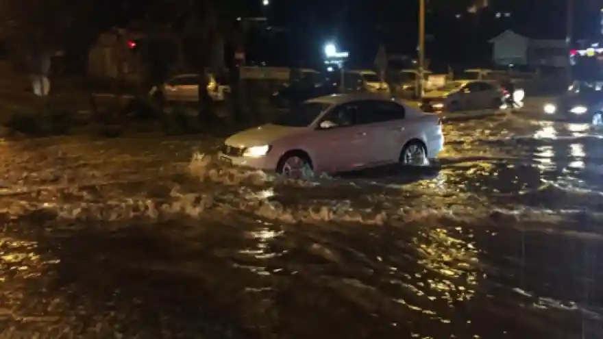Trabzon Havalimanı şiddetli yağış nedeniyle uçuşa kapatıldı

