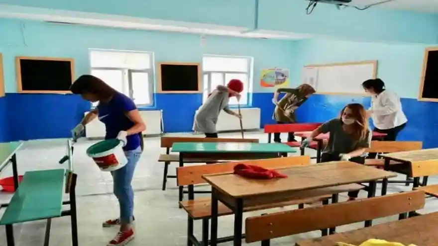 Başkale'de fedakar öğretmenler okul boyadı
