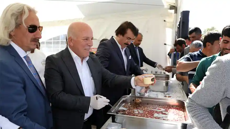 Büyükşehir'den Aşure İkramı
