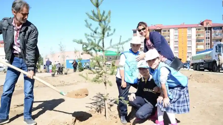 Öğrenciler Parka Fidan Dikti
