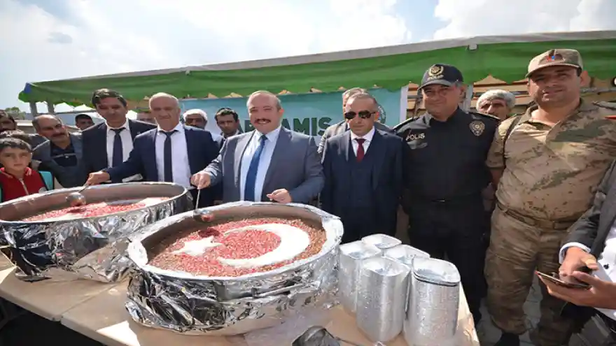 Sarıkamış Kaymakamlığından "ay-yıldızlı" aşure dağıtımı
