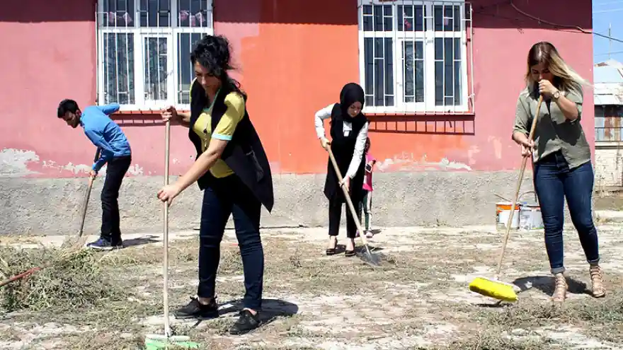 Gönüllü Öğretmenler İş Başında 
