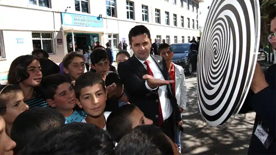 Hem Öğretti, Hem Eğittiler
