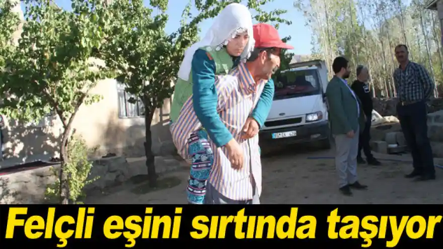 Felçli eşini sırtında taşıyor
