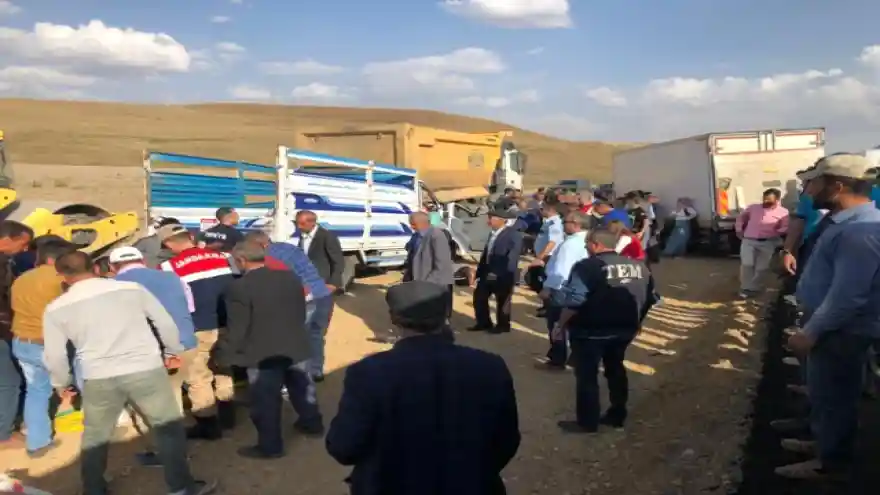 Taşlıçay'da Kamyonla Kamyonet Çarpıştı 2 Ölü 2 Ağır Yaralı
