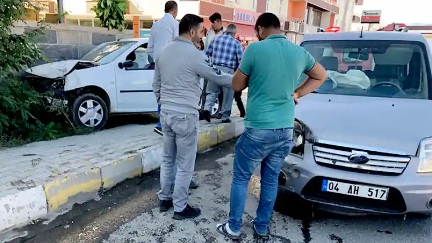 2 Otomobil Çarpıştı, 7 Kişi Yaralandı
