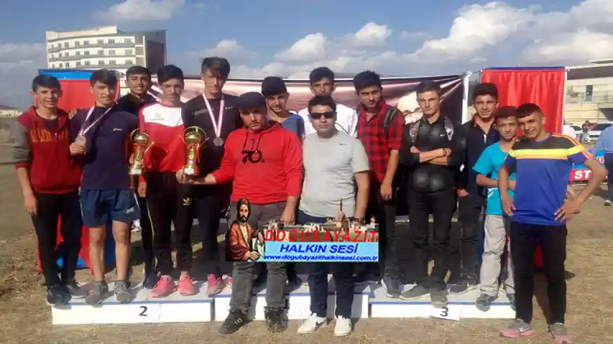 DOĞUBAYAZIT'LI GENÇLER ATLETİZMDE ZİRVEDE