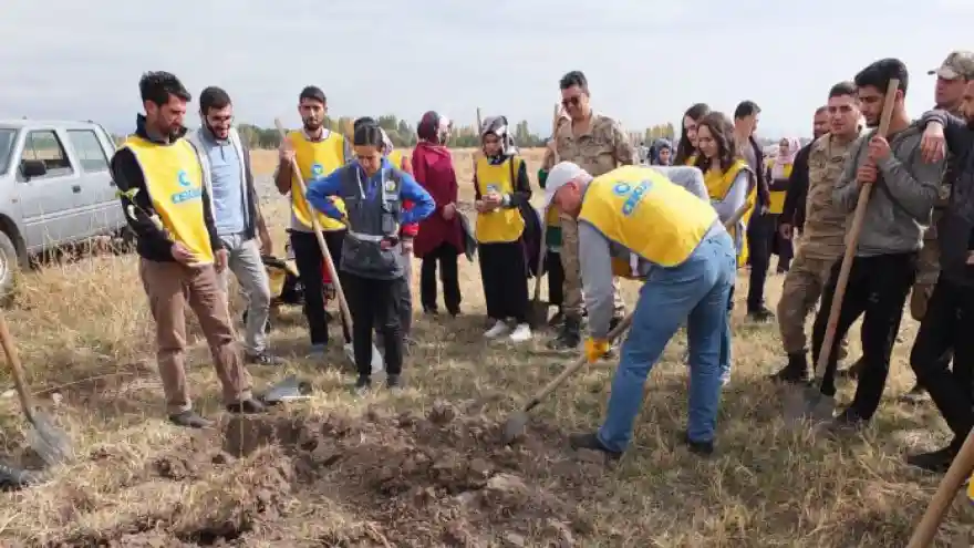 TRT PARK'TA YÜZLERCE FİDAN TOPRAKLA BULUŞTU
