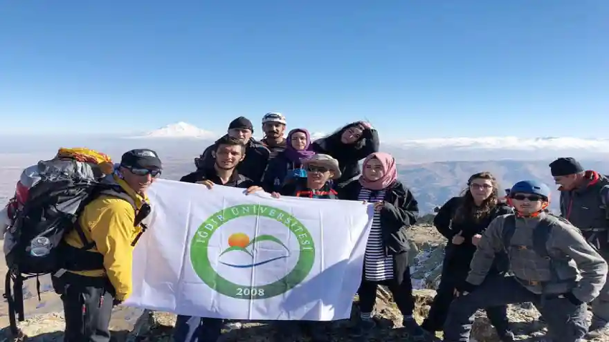 IĞDIR ÜNİVERSİTESİ DAĞCILIK KULÜBÜ CUMHURİYET'İN 95. YILINI ZİRVEDE KUTLADI