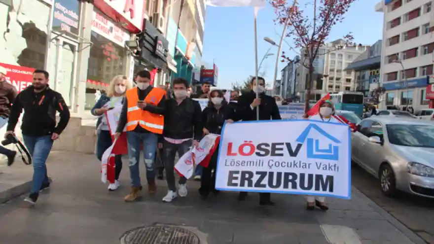 Polislerden lösemiyle mücadeleye maskeli destek
