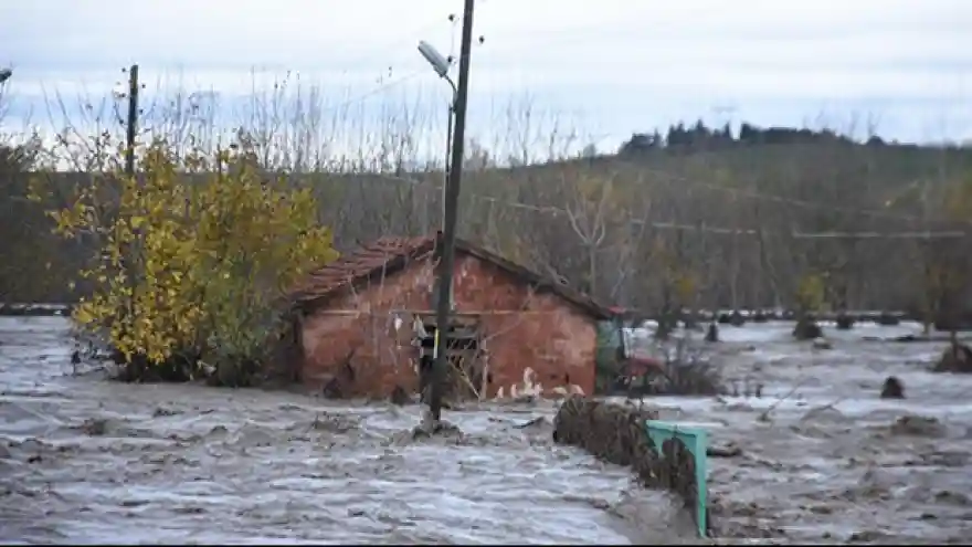 Edirne'de sel nedeniyle bazı okullarda eğitime ara verildi