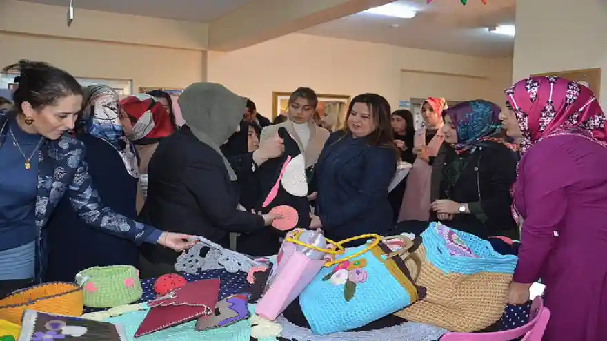 VALİ ELBAN'IN EŞİ BEYZA ELBAN FIRAT MAHALLESİ AİLE DESTEK EVİNİ ZİYARET ETTİ