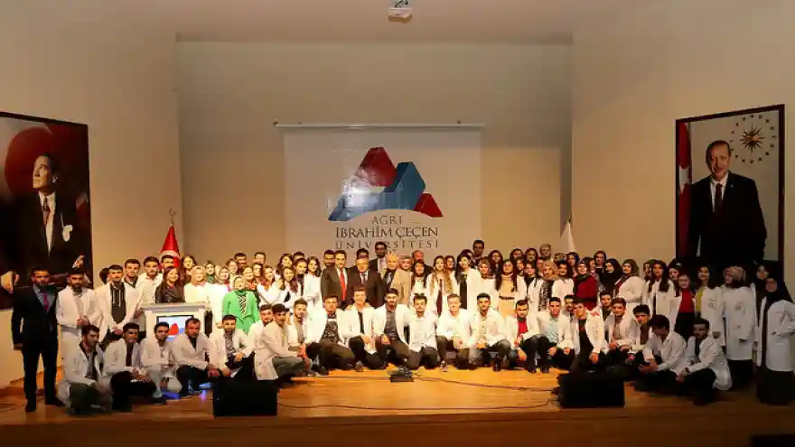 AİÇÜ Eczacılık Fakültesi Öğrencileri İçin Beyaz Önlük Giyme Töreni Düzenlendi