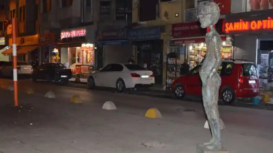 Kadıköy'deki Avanak Avni heykeli çalındı!
