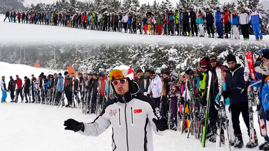 Üniversite Öğrencilerine Kayak Dersi
