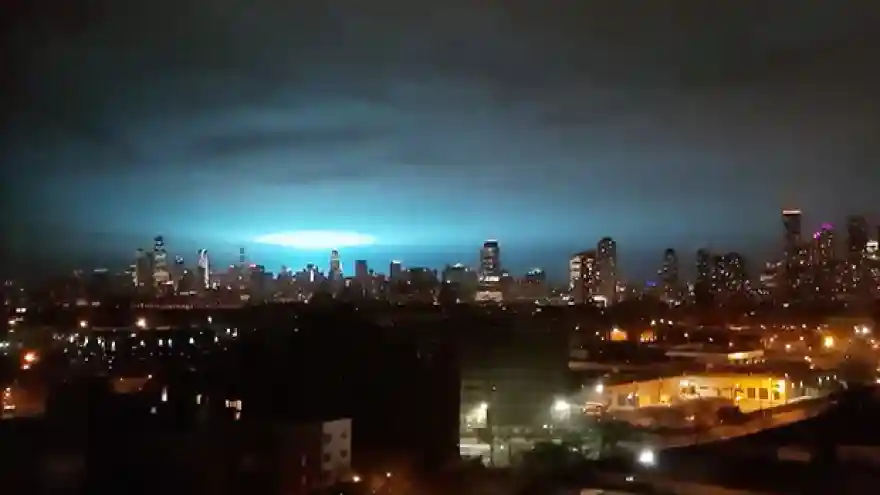 New York'ta 'gizemli mavi ışık' sosyal medyanın gündeminde