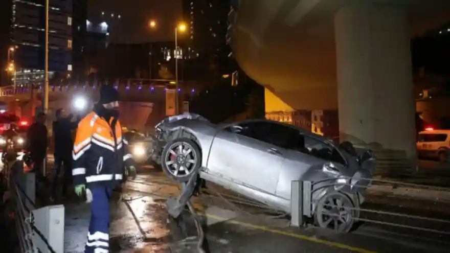 Şişli'de trafik kazası; polis kontrol noktasından kaçan otomobil viyadükten düştü