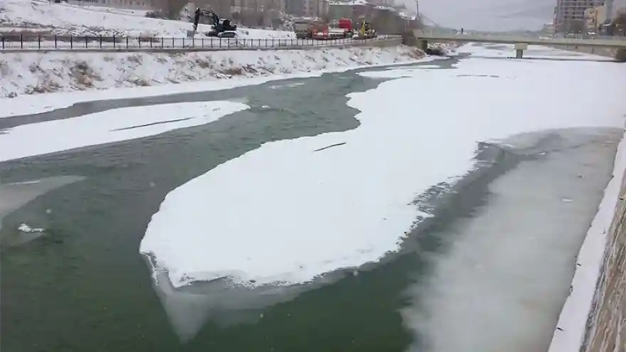 Göle Dönen Çoruh Buz Tuttu
