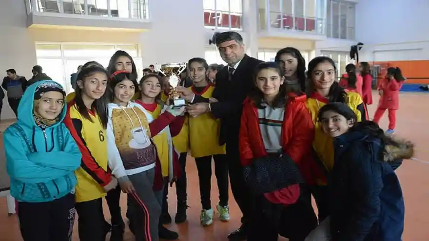 ÖĞRENCİLER SPORDA YARIŞIYOR