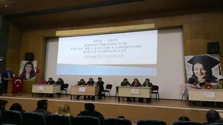 DOĞUBAYAZIT'TA GENÇ BEYİNLER YARIŞIYOR BİLGİ YARIŞMASI