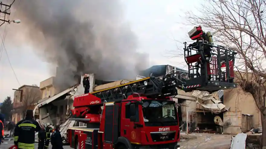 Boya fabrikasında yangın; yaralılar var
