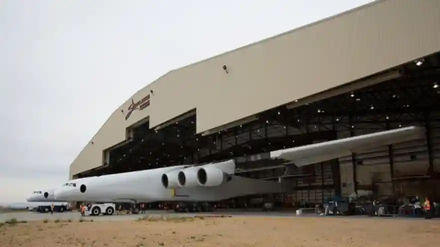 Dünyanın en büyük uçağı Stratolaunch havalanıyor
