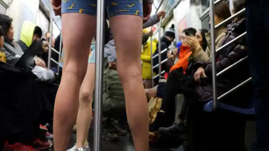 New York'ta pantolonsuz metro yolculuğu