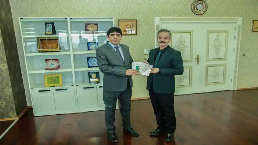 Güzel Sanatlar Fakültesi Dekanı Prof. Dr. Yusuf Çetin Rektör Alma'ya Kitap Hediye Etti