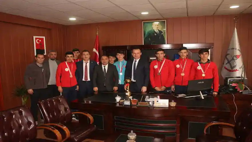 BAŞARILI SPORCULAR MİLLİ EĞİTİM MÜDÜRÜ TEKİN'İ ZİYARET ETTİ