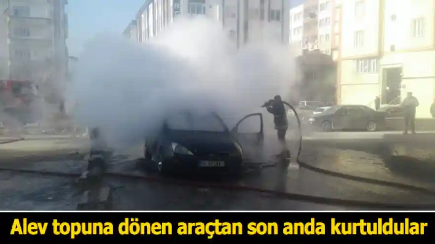 Alev topuna dönen araçtan son anda kurtuldular
