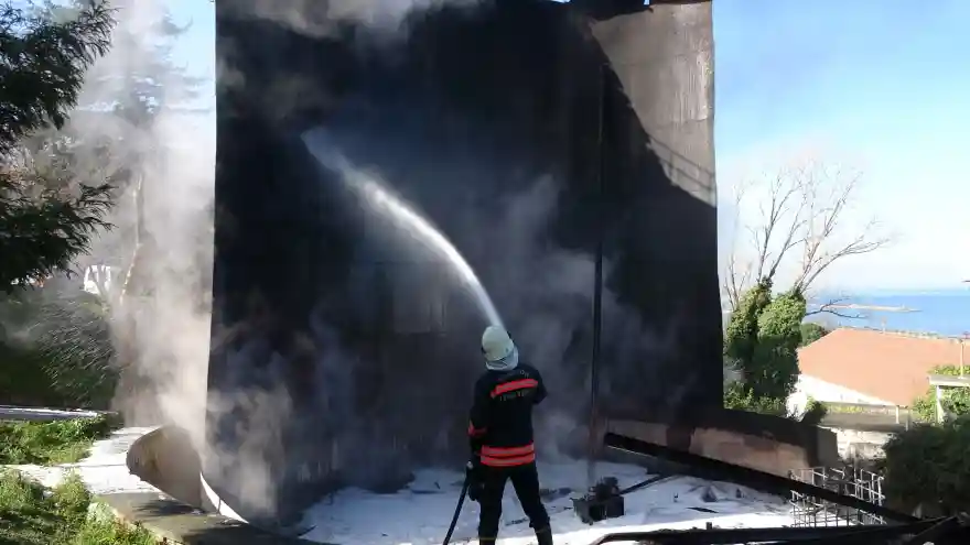 Üniversitede fuel-oil tankı kesim işlemi sırasında alev aldı
