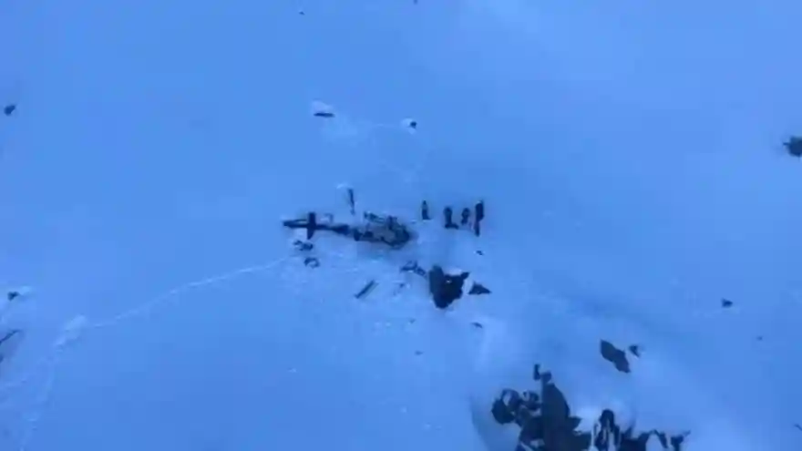 İtalyan Alpleri'nde uçak ve helikopter havada çarpıştı: 5 ölü, 2 yaralı

