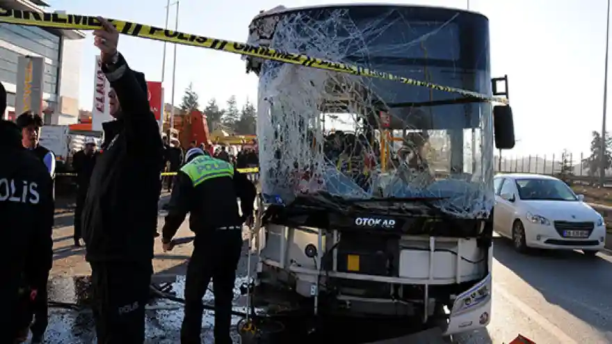 Halk otobüsü TIR'a çarptı: 1 ölü, 17 yaralı
