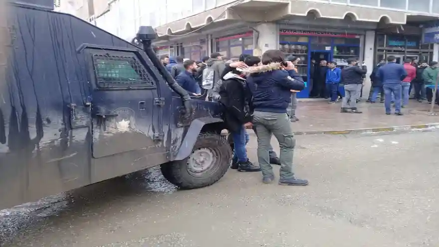 Doğubayazıt'ta iki grup arasında silahlı çatışma: 1'i polis 2 yaralı
