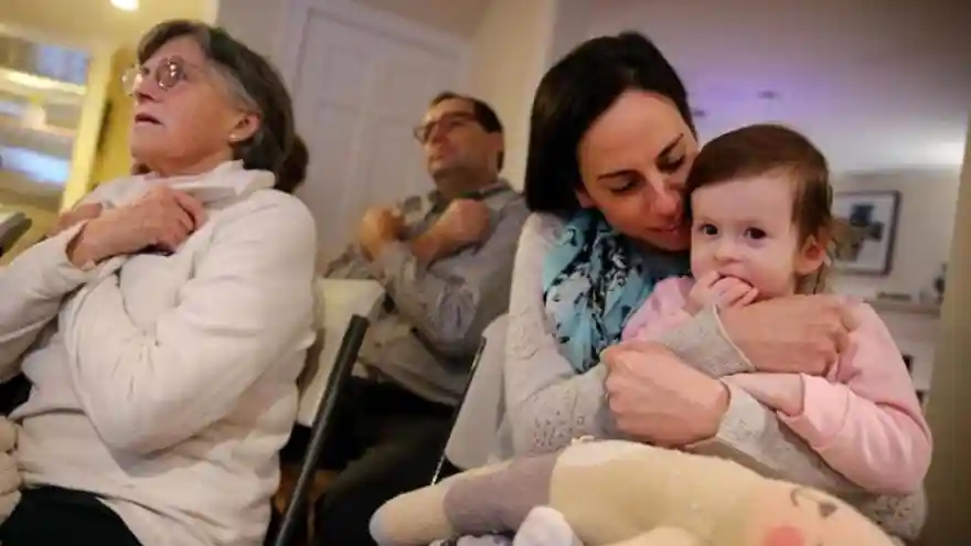 İki yaşındaki işitme engelli çocuk için 20 komşu işaret dili kursuna yazıldı
