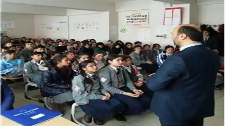 DOĞUBAYAZIT İLÇE MÜFTÜSÜ ADEM ÖZDEMİR TUTAK İLÇESİNDE ÖĞRENCİLERE KONFERANS VERDİ