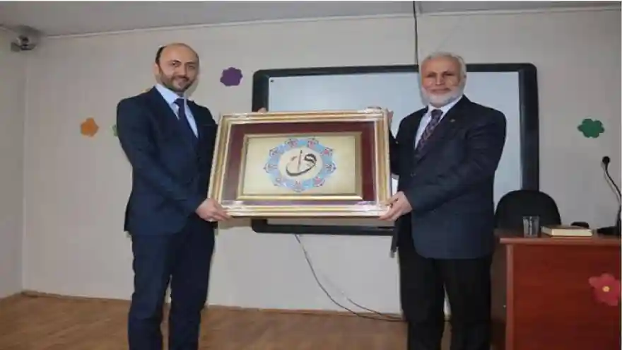 AĞRI İL MÜFTÜSÜ TANDOĞAN TOPÇU 15 TEMMUZ ŞEHİTLERİ YATILI KIZ KUR'AN KURSU'NDA KONFERANS VERDİ