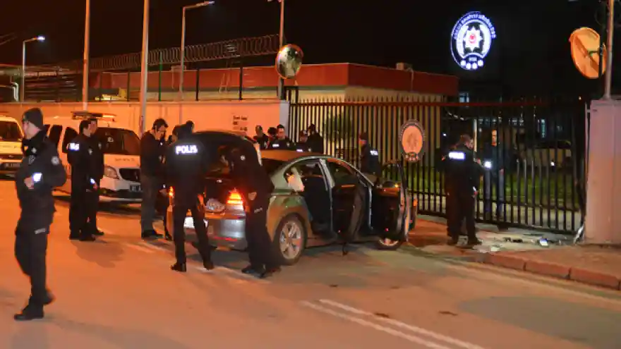 Adana'da polisten kaçan sürücü, otomobille Emniyet Müdürlüğü'nün kapısına çarptı