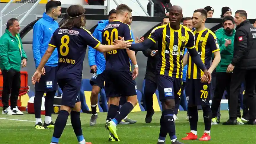 Ankaragücü son dakikada güldü; Mustafa Kaplan sevinirken baygınlık geçirdi
